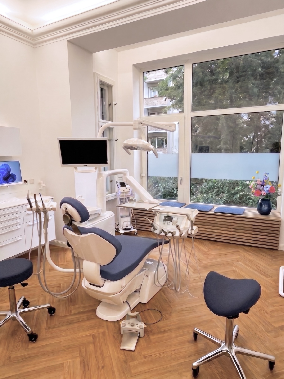 Modernes Behandlungszimmer der Praxis